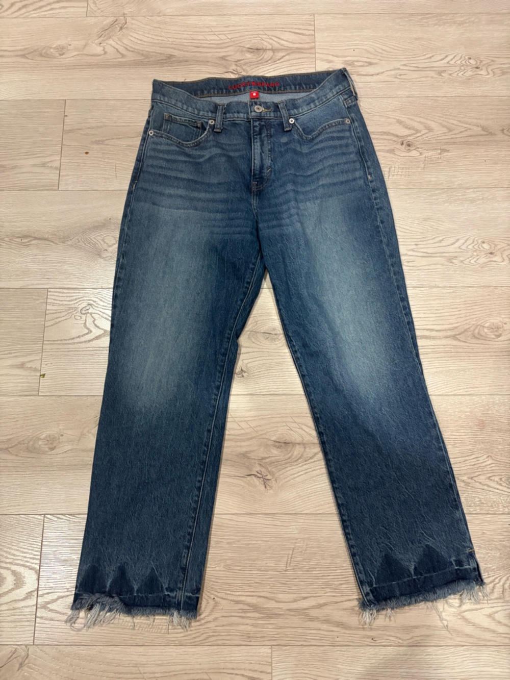 LUCKY BRAND jeans8/29A lightly distressed straight leg frayed edge EUC